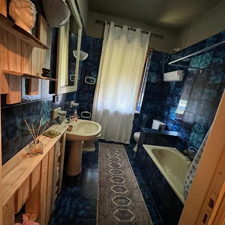 Проживание в семье King's House Roletto